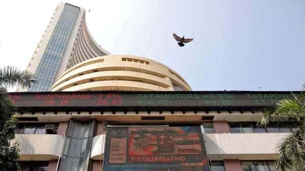 Markets continue to fall for fourth day dragged by auto stocks, foreign fund outflows